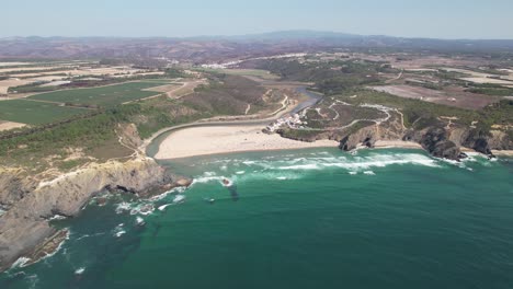 Große-Wellen,-Schöne-Und-Filmische-Aussicht-Auf-Die-Küste-Von-Vicentina,-Algarve