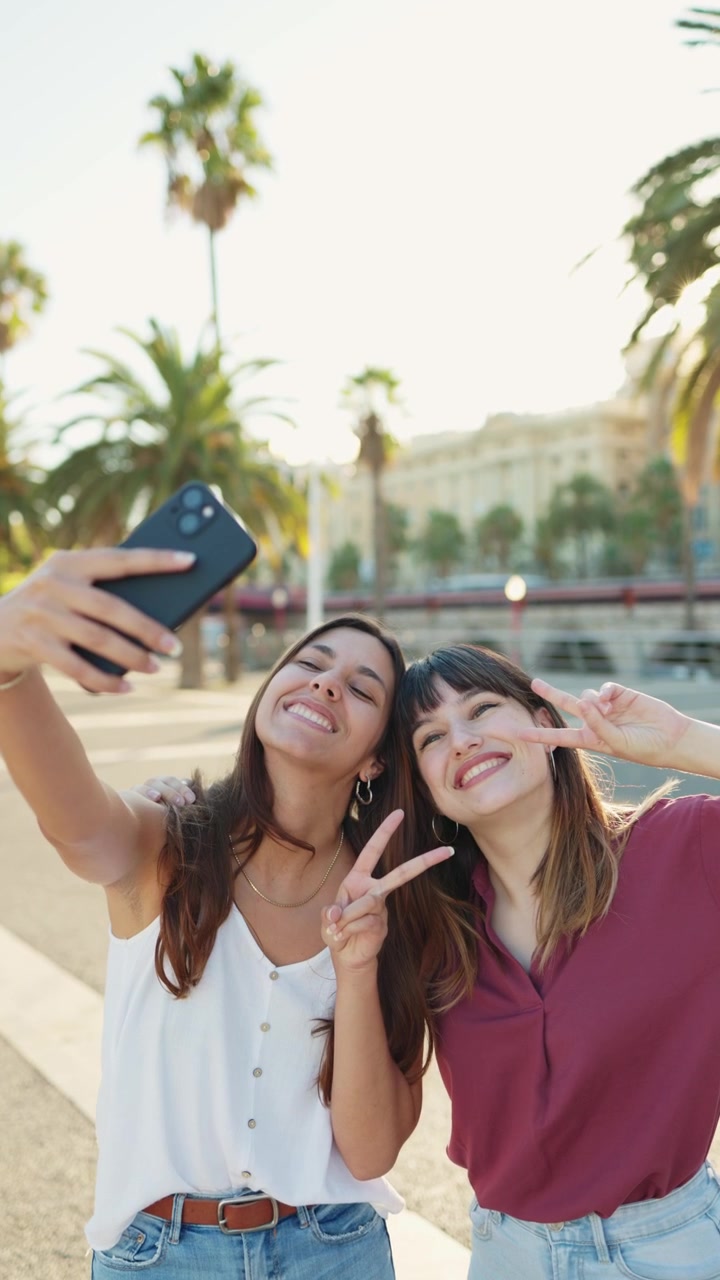 Giovani donne allegre che si scattano un selfie insieme in una giornata di sole