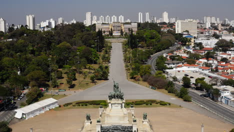 vista aérea del parque de la independencia en el barrio de ipiranga en são paulo con el museo ipiranga en restauración para la reapertura del bicentenario de la independencia de brasil en 2022-1