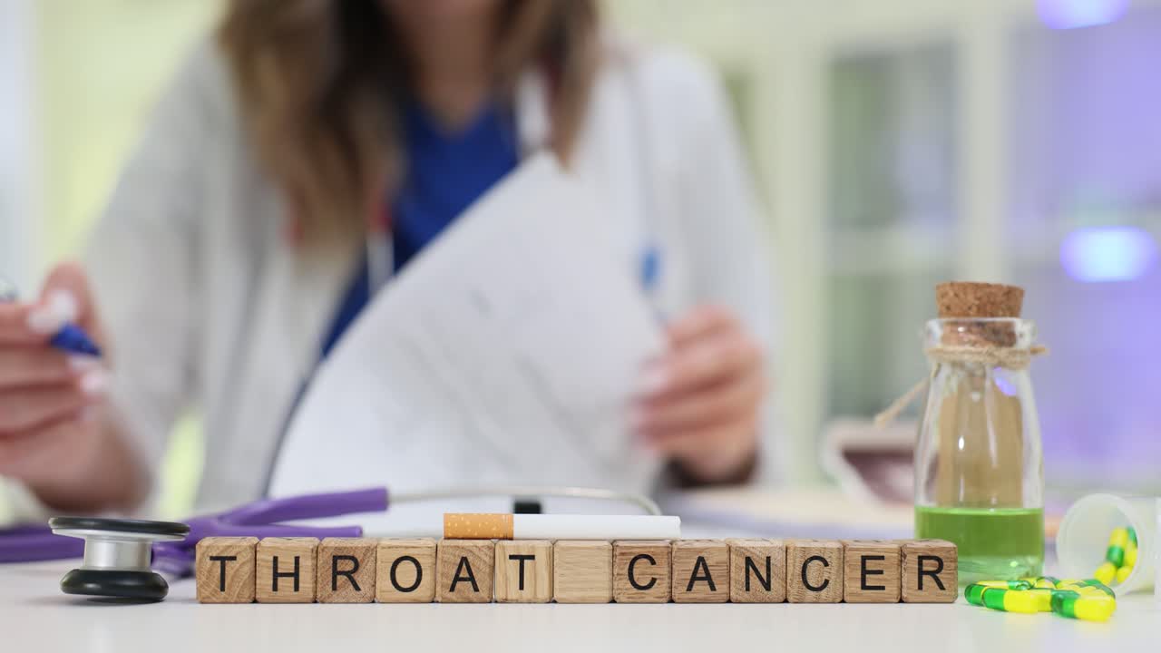 Träblock stavar orden "strupcancer" nära medicinflaskor.