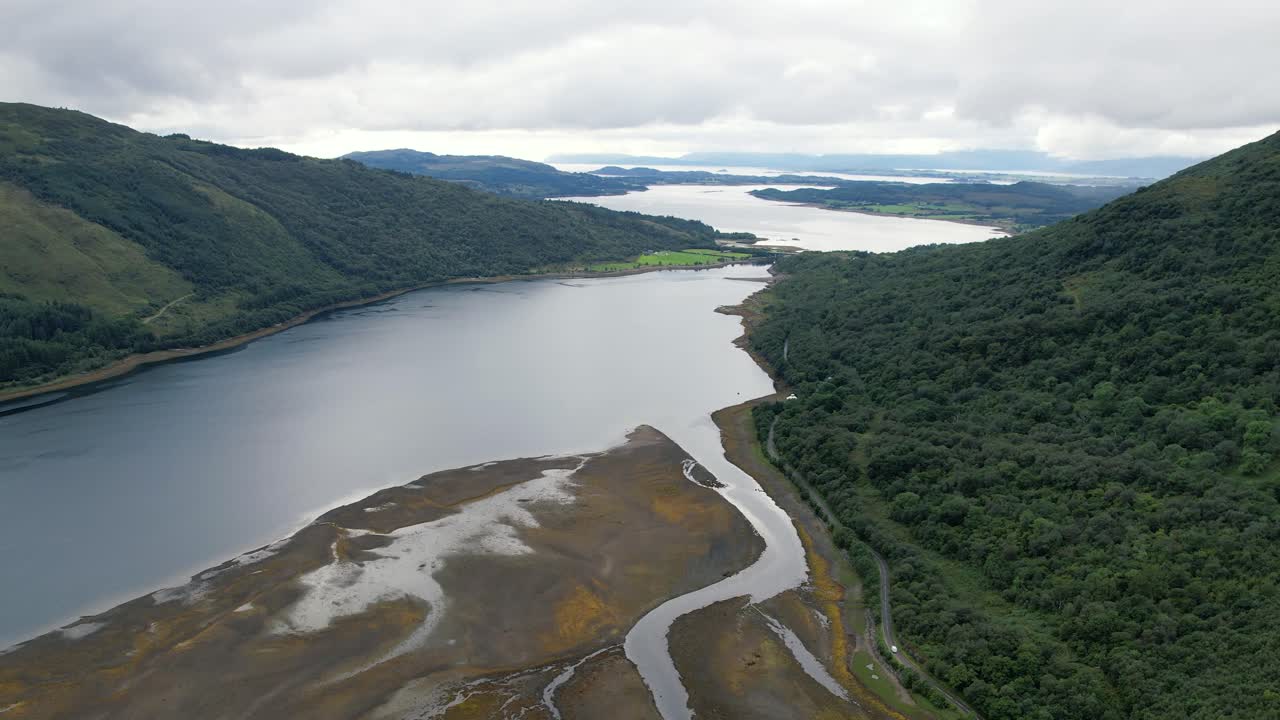 흐린 날 스코틀랜드의 푸른 언덕 사이의 조수 입구 로크 크레란의 낮은 물