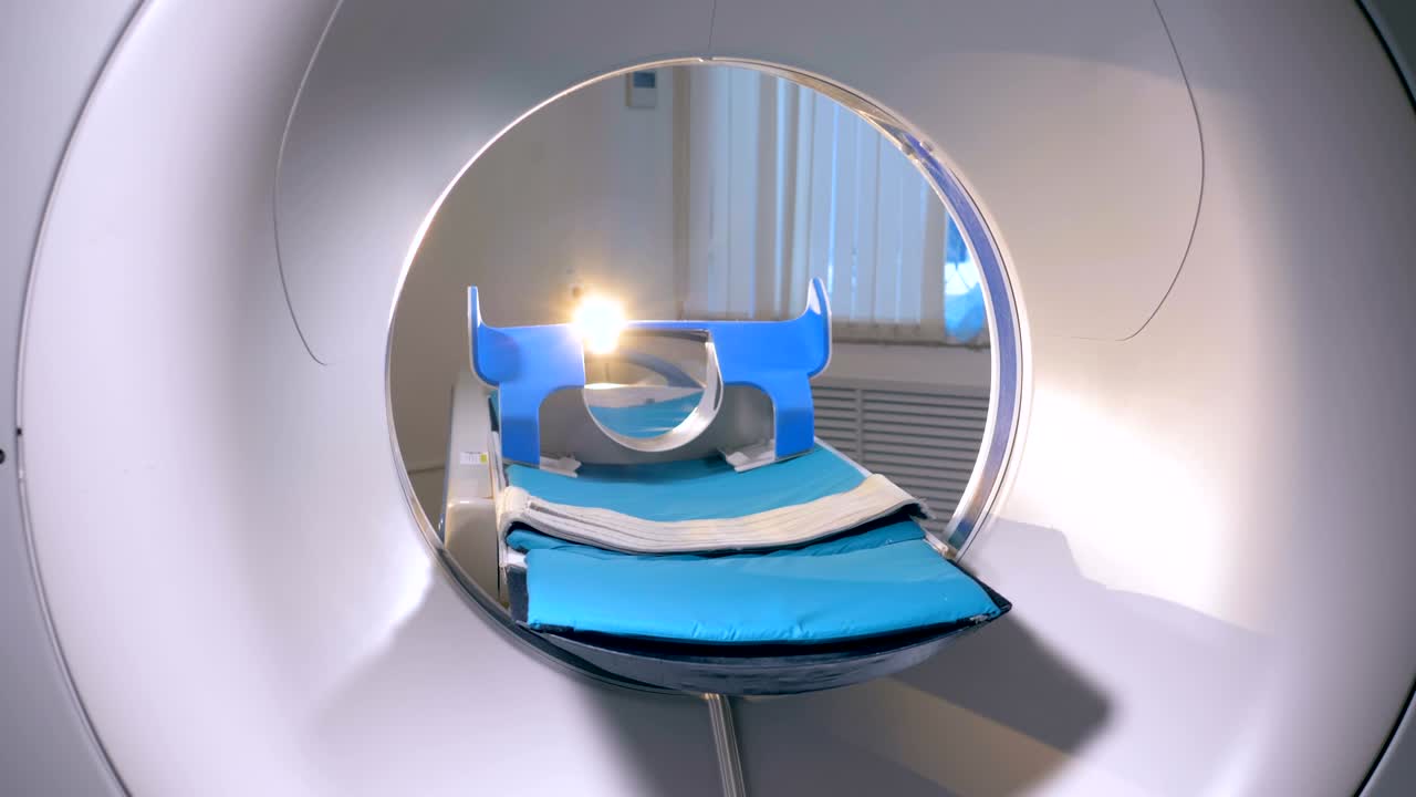 escáner de resonancia magnética, tomógrafo en acción. no hay gente. equipamiento hospitalario moderno.