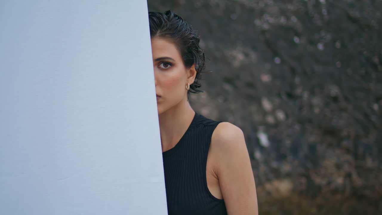 retrato de una chica glamurosa mirando a la cámara en la naturaleza de la costa. modelo de moda sensual