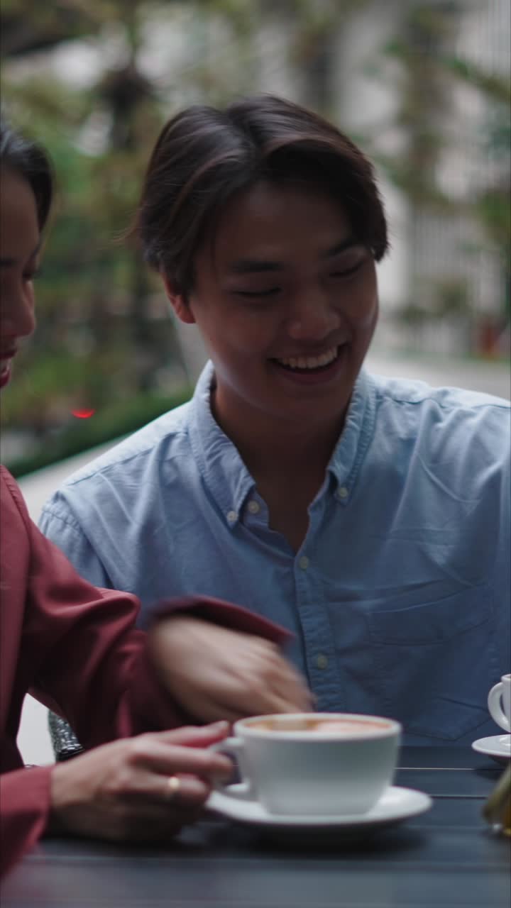 People talking at a cafe