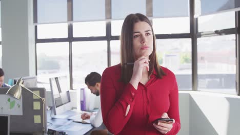 mujer de negocios reflexiva en una oficina moderna