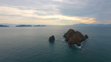 puesta de sol con vistas a pequeñas islas costarricenses con aguas tranquilas del océano que se quedan quietas en una noche de verano