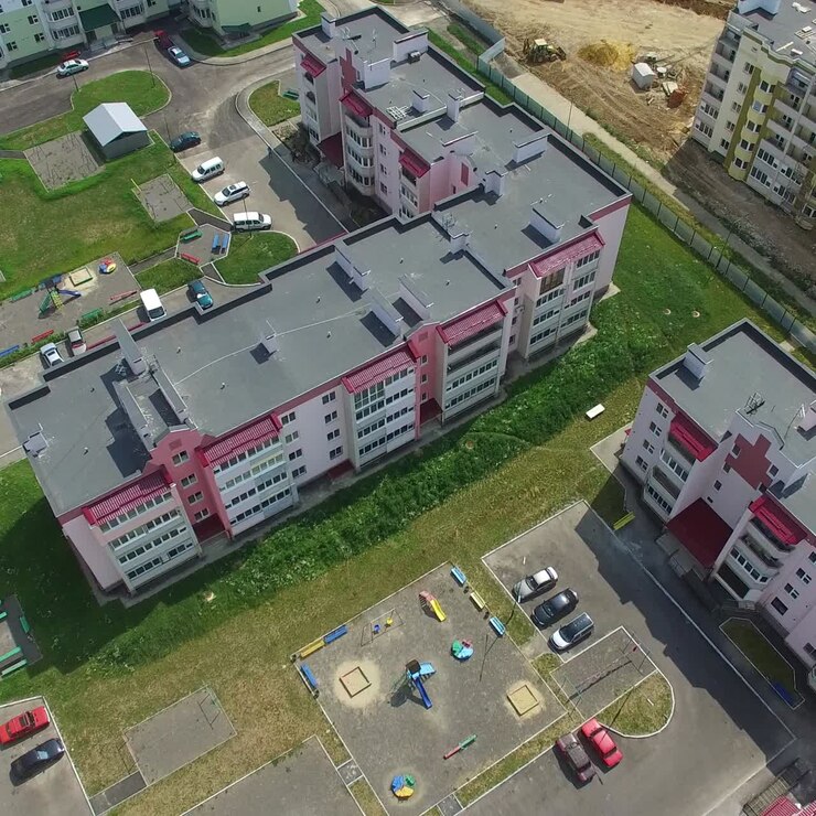 Costruzione di moderni grattacieli vicino ai nuovi edifici della città. Veduta aerea.