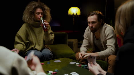 Gruppe-Von-Freunden,-Die-Poker-Spielen,-Sitzen-Auf-Der-Kutsche-Im-Wohnzimmer