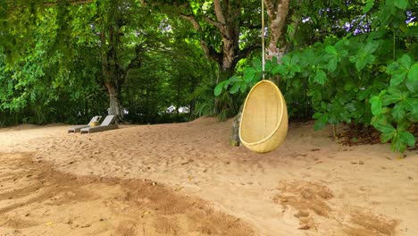 Una-Vista-De-Cerca-Desde-Una-Silla-Colgante-Y-Tumbonas-En-Una-Playa-Soleada-En-Prince-Island,-África