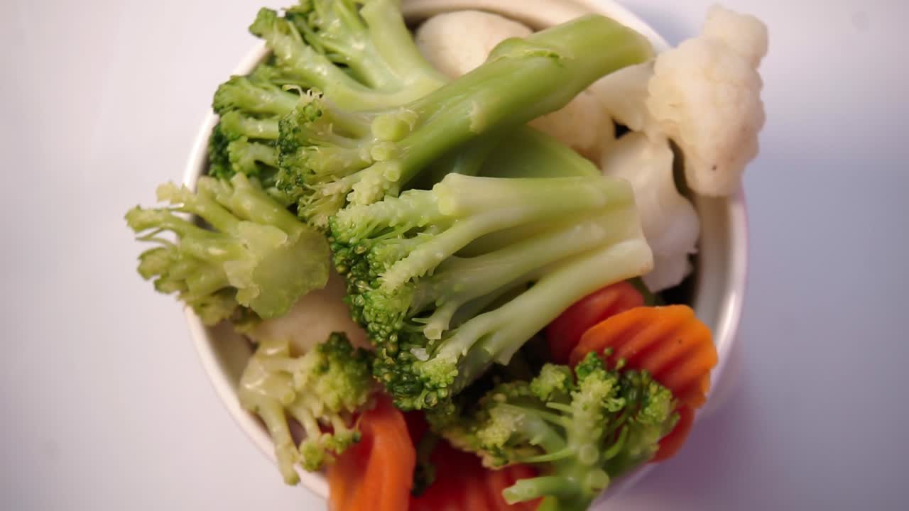 Healthy meal of steamed vegetables, broccoli, carrots, cauliflower in a bowl