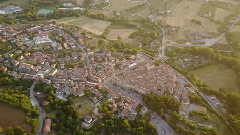 Hohe-Aussicht-Auf-Eine-Historische-Mittelalterliche-Stadt-Während-Eines-Sonnenuntergangs,-Italien