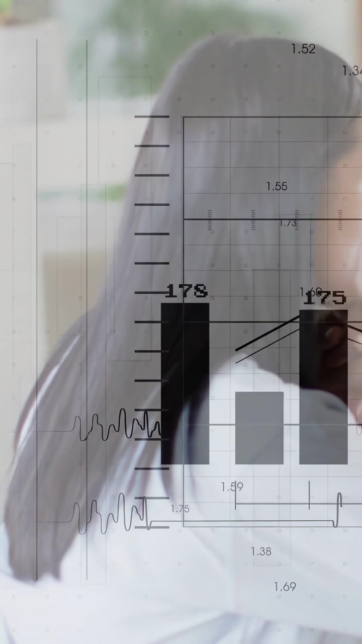 Video verticale: Donna che si sposta di profilo mentre appaiono sovrapposizioni di dati, con un grafico finanziario in aumento.