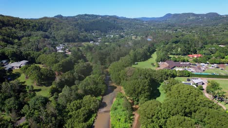 Localidad-Del-Valle-De-Currumbin-Con-Paisaje-Natural-Escénico-En-Queensland,-Australia---Retroceso-Aéreo