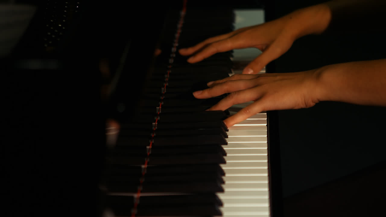 mujer tocando el piano