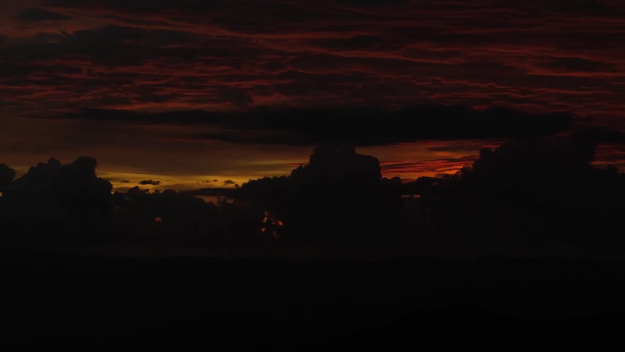 Die Schönheit der Natur, den Himmel bei Sonnenuntergang zu sehen, ist ein wunderschönes Orange