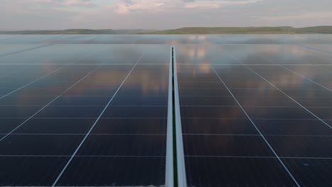 Sonnenkollektoren-Reflektieren-Den-Himmel-In-Einem-Riesigen-Solarpark-Bei-Sonnenuntergang