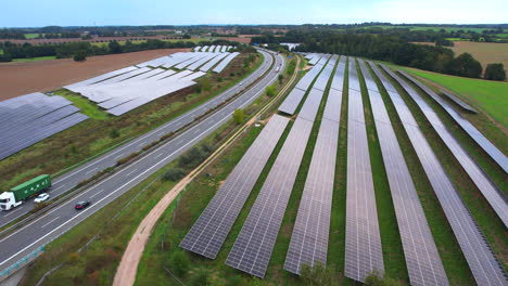 A-Lo-Largo-De-La-Autopista-A20-En-Mecklemburgo-Pomerania-Occidental-En-Alemania,-Hay-Un-Parque-Solar-Para-Generar-Electricidad.