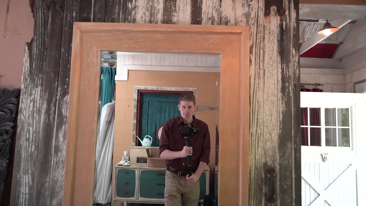 hombre caucásico filmando con cámara estabilizador de cardan imágenes de espejo hombre rubio imágenes de video de stock