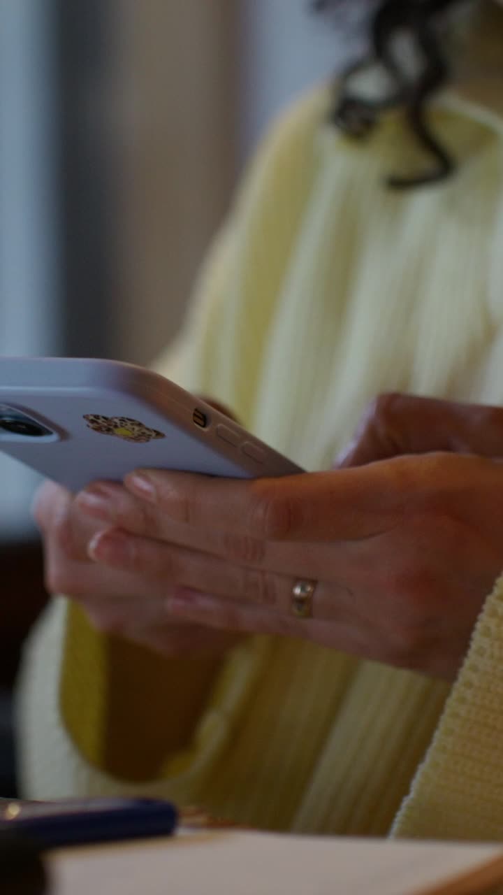 persona que utiliza un teléfono inteligente