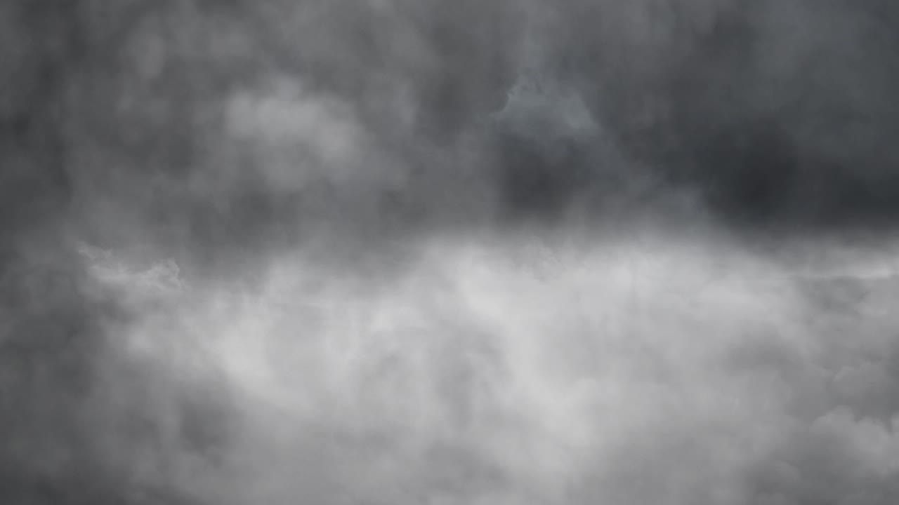 전기장 (electric field) 이 극단적인 지점에 도달하면, 어두운 구름 안에서 번개가 발생한다.