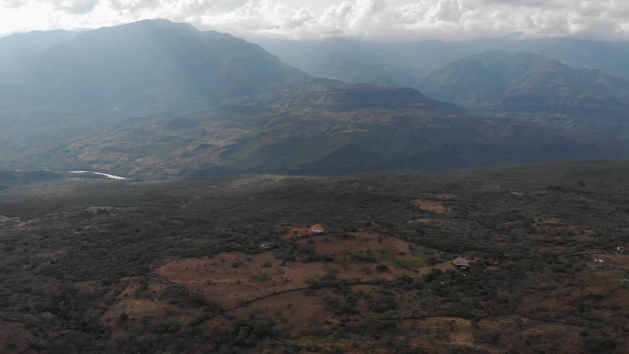 tire al frente sobre los campos con luz al atardecer nublado en colombia