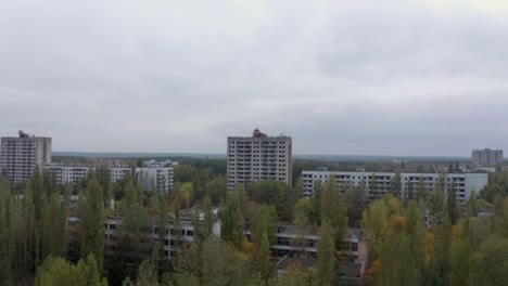 заброшенные здания и осенние деревья в жутком городе припять, украина - чернобыльская катастрофа - беспилотник