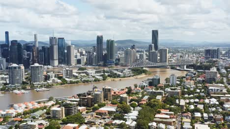 tomada de avión no tripulado del puente y el río de brisbane story