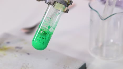 reacción química que produce burbujas en un tubo de ensayo