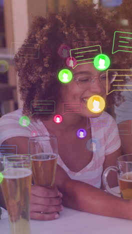 animación de iconos de los medios sobre felices amigos diversos bebiendo cerveza