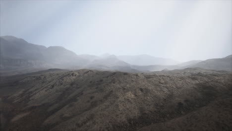 sun rays against the backdrop of the mountains