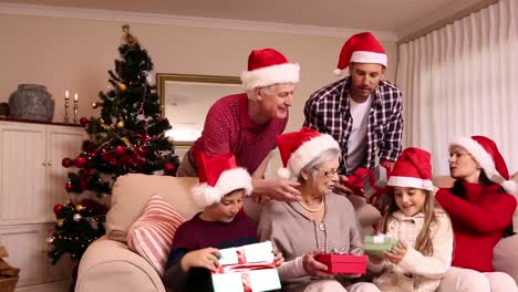 familia de tres generaciones celebrando la navidad