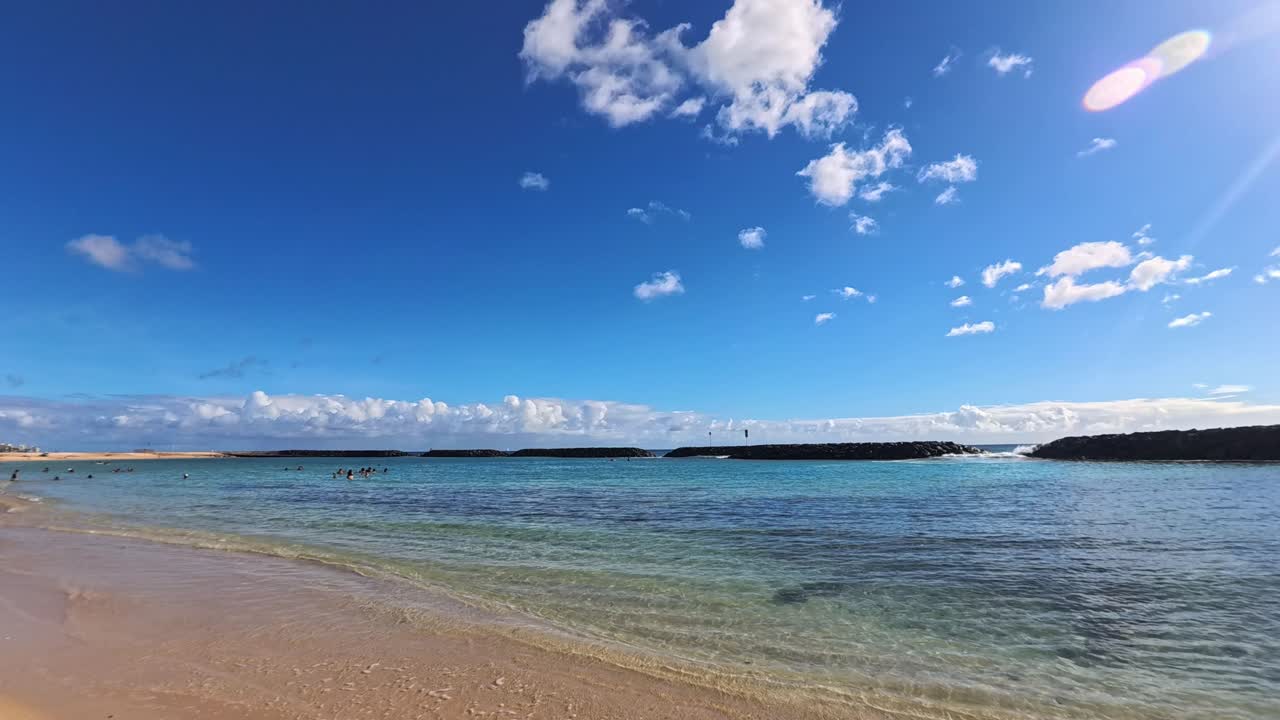Spiaggia panoramica a Honolulu, Hawaii, con oceano turchese e cielo sereno