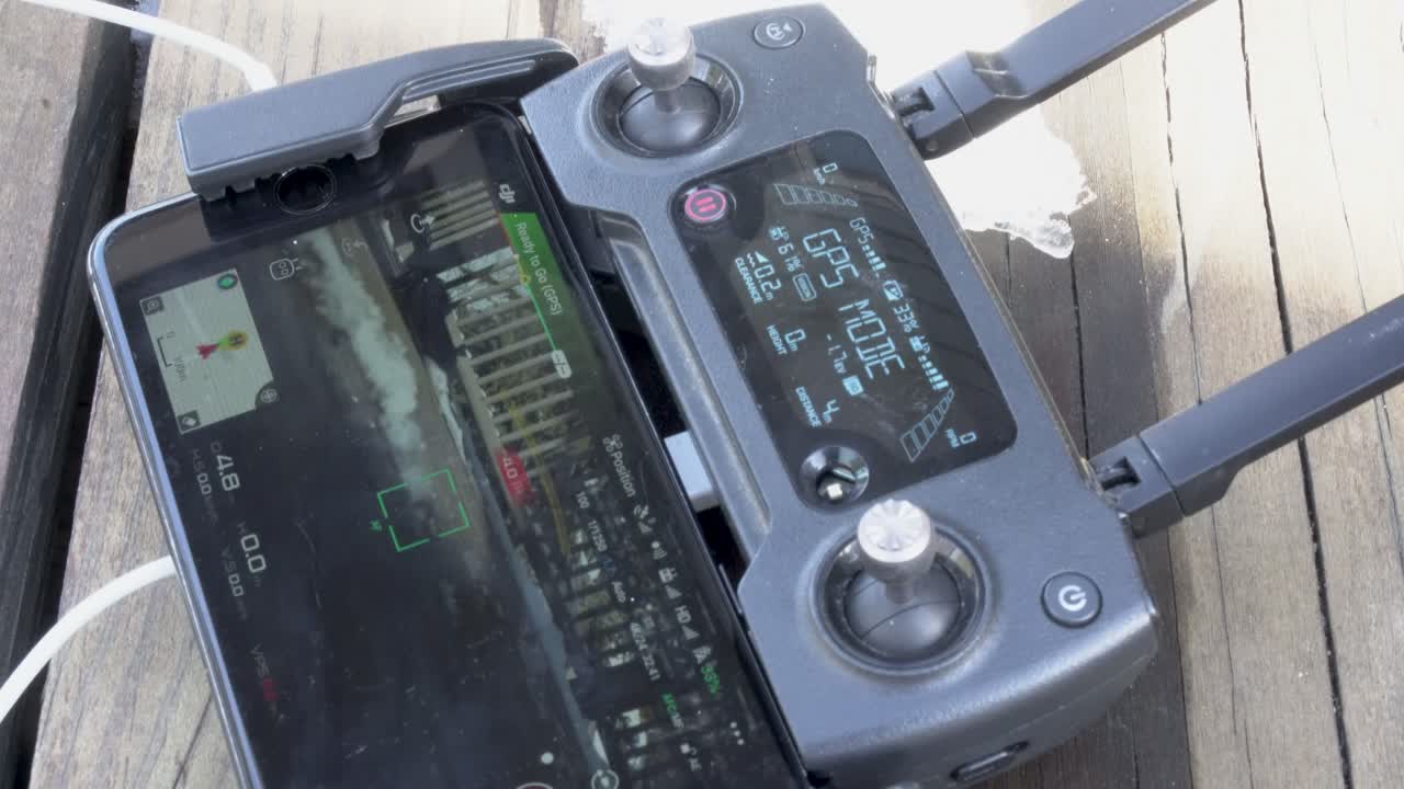 비행을 위해 전원을 켜는 드론 컨트롤러