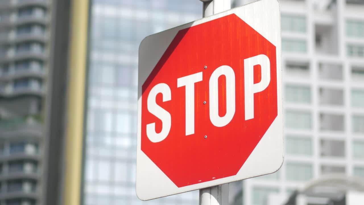 Znak Stop w scenerii miejskiej