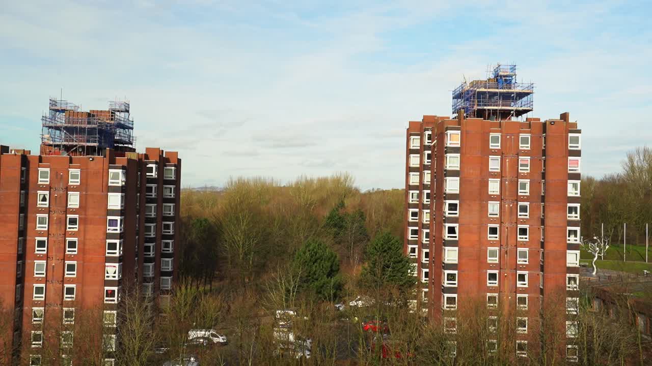 torres de gran altura, pisos construidos en la ciudad de stoke on trent para dar cabida a la creciente población, la crisis inmobiliaria y el hacinamiento, las viviendas para inmigrantes