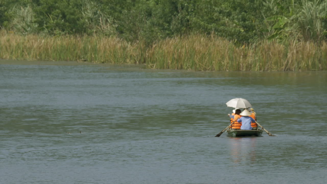 un trang bai en hanoi vietnam en un pintoresco barco de vela de río