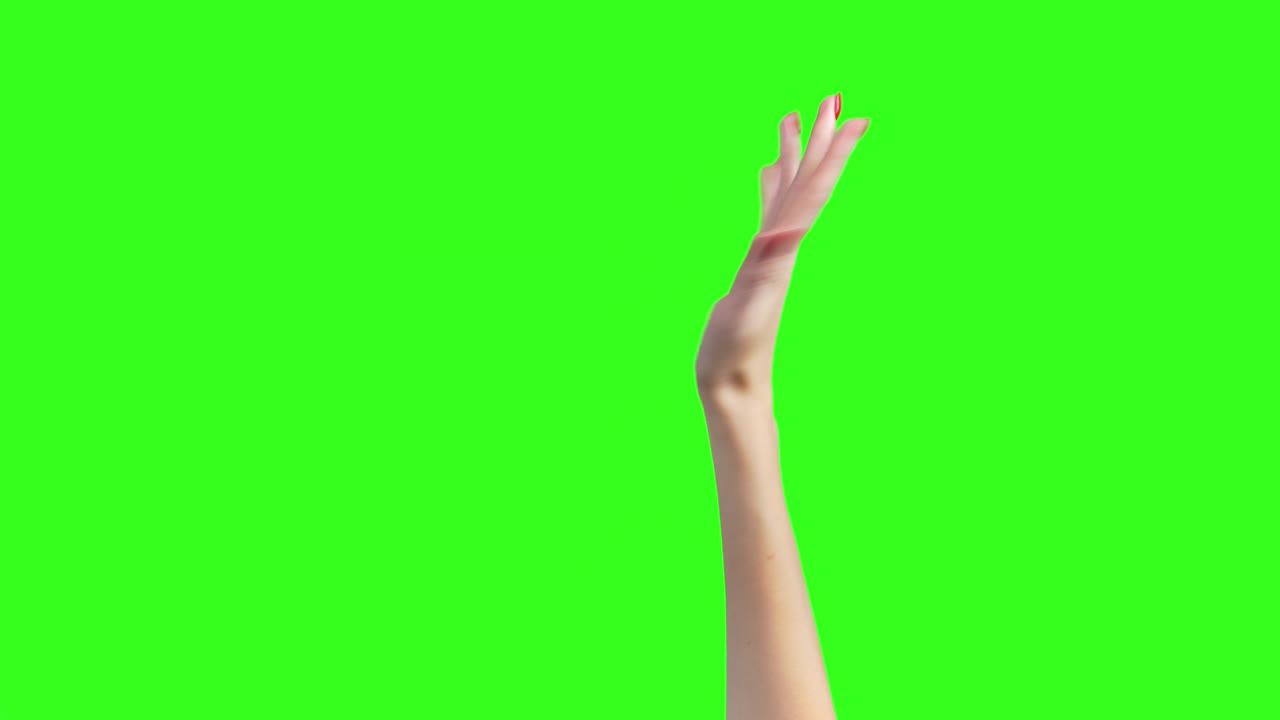 video de manos femeninas que muestran el gesto de saludo en fondo verde