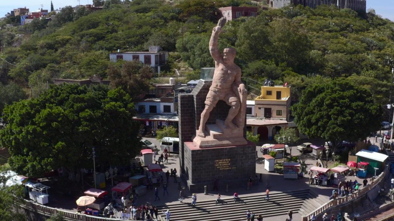 AEREA: Città di Guanajuato e El Pípila, Messico (Volando intorno).