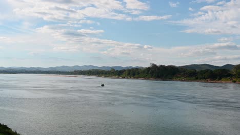 航行者在泰國和老<unk>的梅康河 (mekong river) 流動水域中航行