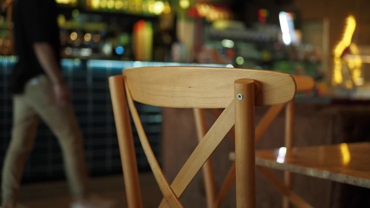 나무 의자 를 가진 식당 내부