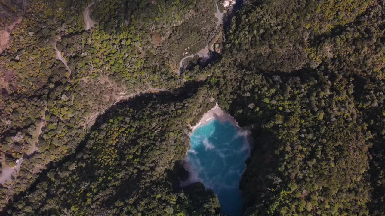 el espectacular valle volcánico de waimangu en nueva zelanda