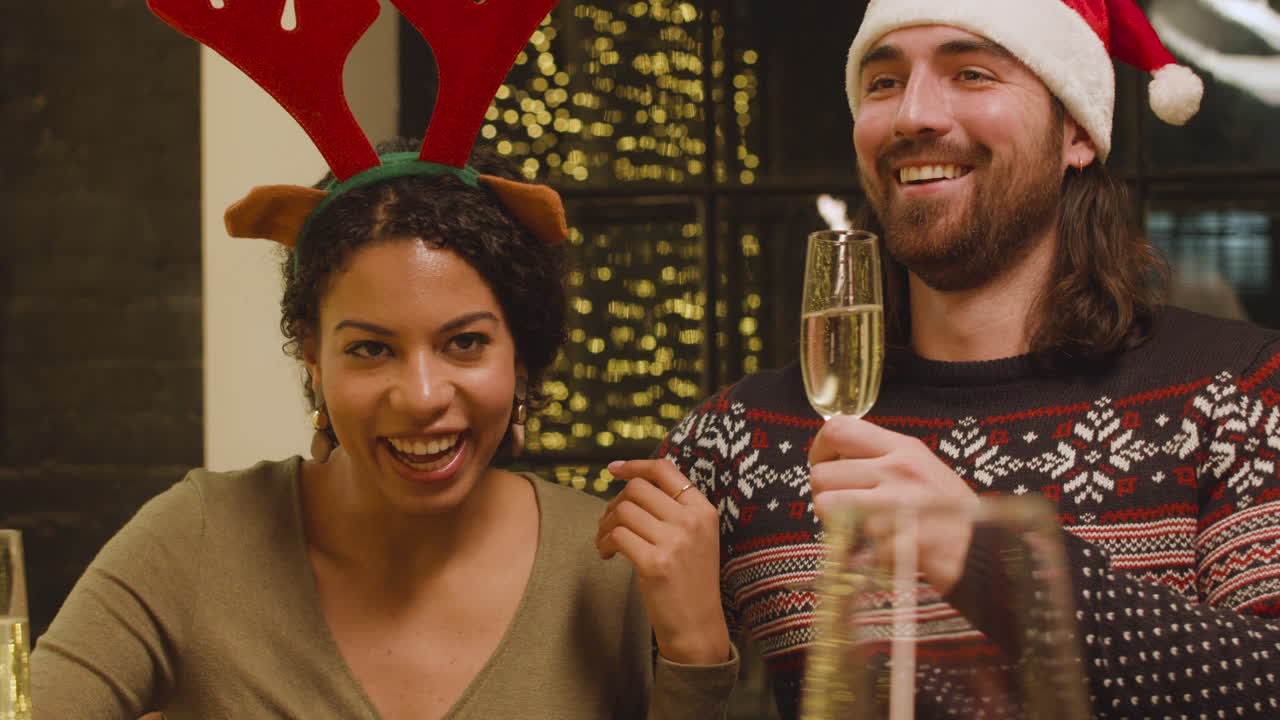 amigos en la cena de navidad