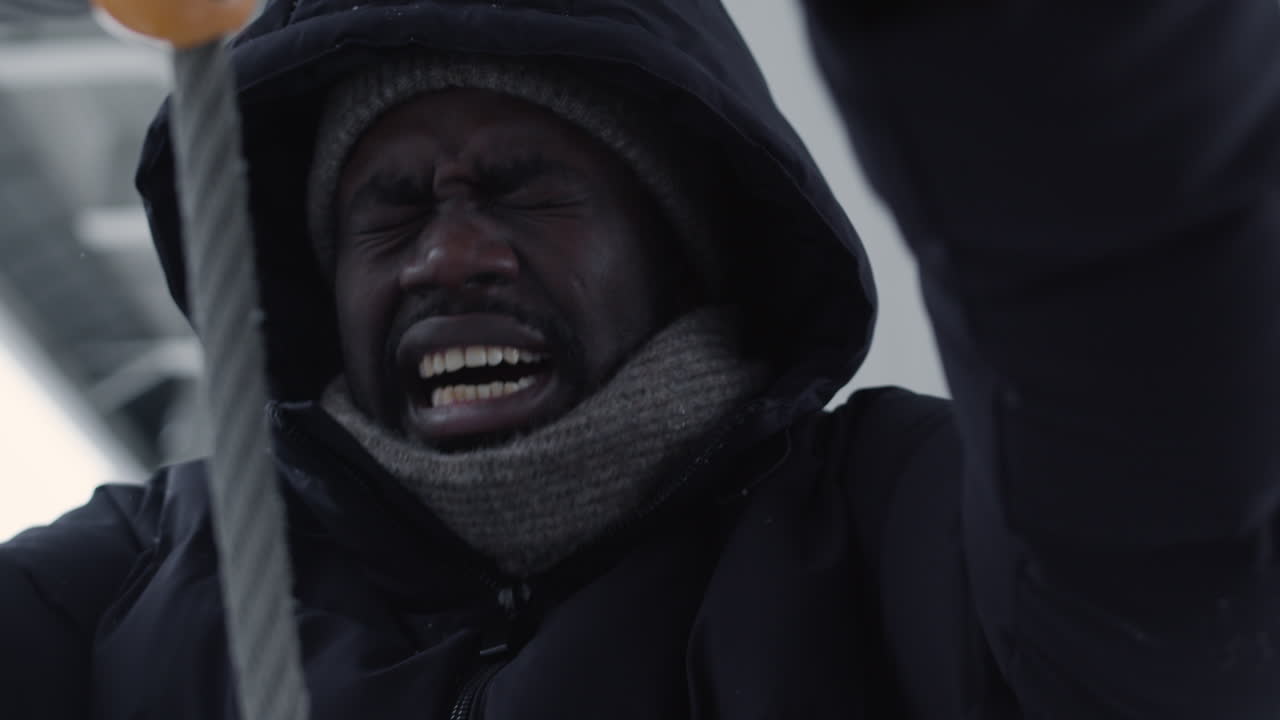 분노 한 남자 가 야외 에서 줄 을 당기고 있다