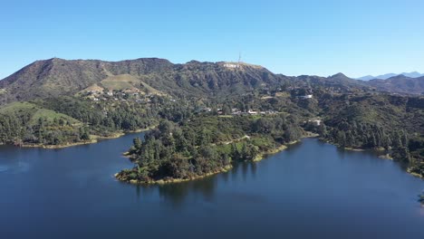 Wunderschöne-Luftaufnahme-Des-Lake-Hollywood