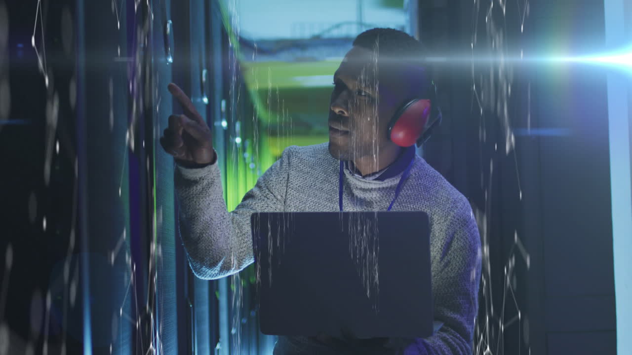 animación del procesamiento de datos sobre ingeniero informático afroamericano y servidores informáticos