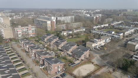 Jib-Alto-De-Casas-En-Un-Pequeño-Barrio-Suburbano