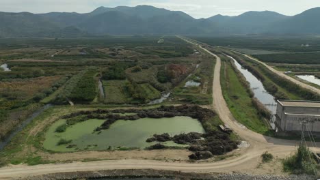 una hermosa toma de drones, las casas del río y la hermosa naturaleza