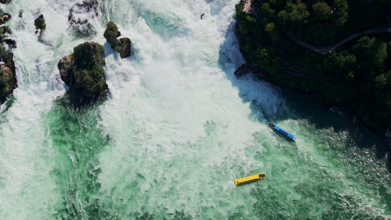 Emozionanti riprese con drone di barche turistiche che navigano le potenti Cascate del Reno.