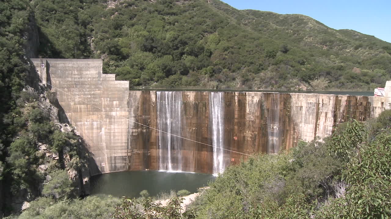 오하이오 캘리포니아의 마틸리자 댐 위로 쏟아지는 물의 팬 전면 보기