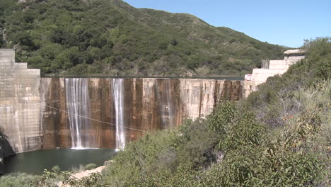 Pan-Vista-Frontal-Del-Agua-Que-Se-Derrama-Sobre-La-Presa-De-Matilija-En-Ojai-California